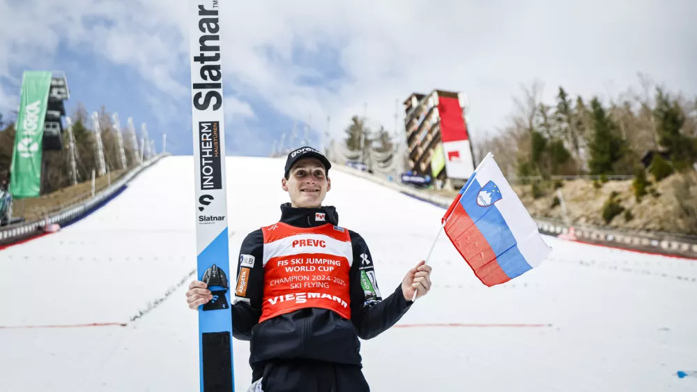 Planica.Posamicna tekma in razglasitev zmagovalcev sezone v skupnih sestevkih FIS svetovnega pokala v smucarskih skokih in smucarskih poletih ter v pokalu narodov.Novi svetovni rekorder in dobitnik malega globusa v poletih Domen Prevc. / Foto: Anze Malovrh/sta