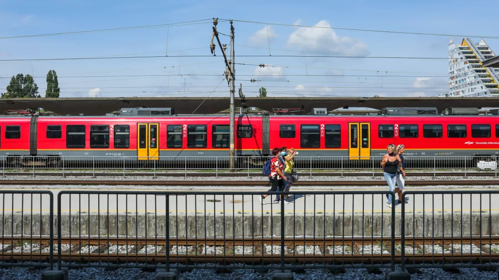 Na Slovenskih železnicah letos napovedujejo manj zamud