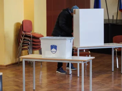 Radomlje, volisce v Kulturnem domu Radomlje.Zakonodajni referendum o zakonu o pomoci pri prostovoljnem koncanju zivljenja.