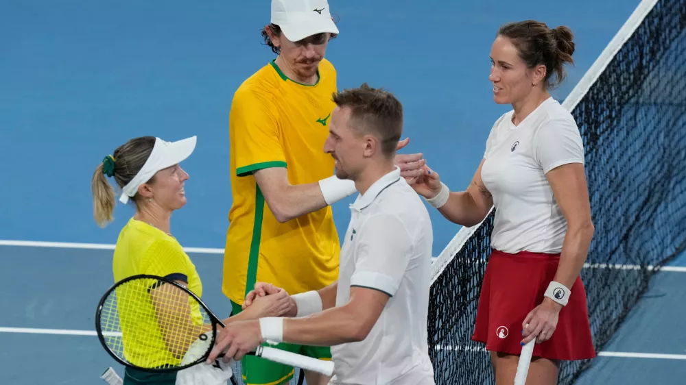 Katarzyna Kawa, right, and Jan Ziellinski, second right, of Poland shake hands with Storm Hunter, left, and John-Patrick Smith of Australia after Poland won their quarterfinal doubles match at the United Cup tennis tournament in Sydney, Friday, Jan. 9, 2026. (AP Photo/Rick Rycroft)