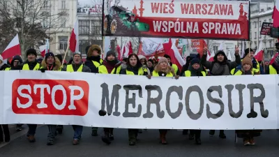 Polish farmers hold a banner as they protest against the Mercosur trade deal in the center of Warsaw, Poland, January 9, 2026. REUTERS/Aleksandra Szmigiel    TPX IMAGES OF THE DAY