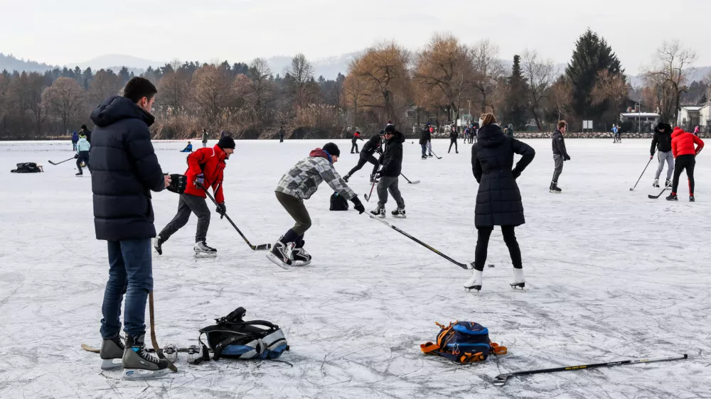 - Kose&scaron;ki bajer &ndash; množično druženje na prostem kljub prepovedi v času epidemije &ndash; drsanje - drsalci- 18. 01,2021 &ndash; Epidemija koronavirus covid-19 v Sloveniji &ndash; ukrep prepovedano druženje na prostem, zaprte so &scaron;ole in vrtci//FOTO: Bojan Velikonja