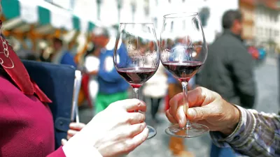 - vino Refo&scaron;k - promocija vina - simbolična fotografija - - 19.05.2016 - 44. Praznik refo&scaron;ka in slovenske Istre - vinogradniki, oljkarji in predstavniki osmice iz slovenske Istre v Ljubljani v poku&scaron;ino ponudili svoje posebnosti.//FOTO: Bojan Velikonja