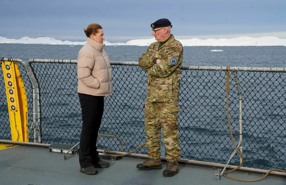 FILE PHOTO: Denmark's Prime Minister Mette Frederiksen talks with the head of the Arctic Command Soeren Andersen, aboard the Defense's inspection vessel Vaedderen in the waters around Nuuk, Greenland, April 3, 2025. REUTERS/Tom Little/File Photo / Foto: Tom Little