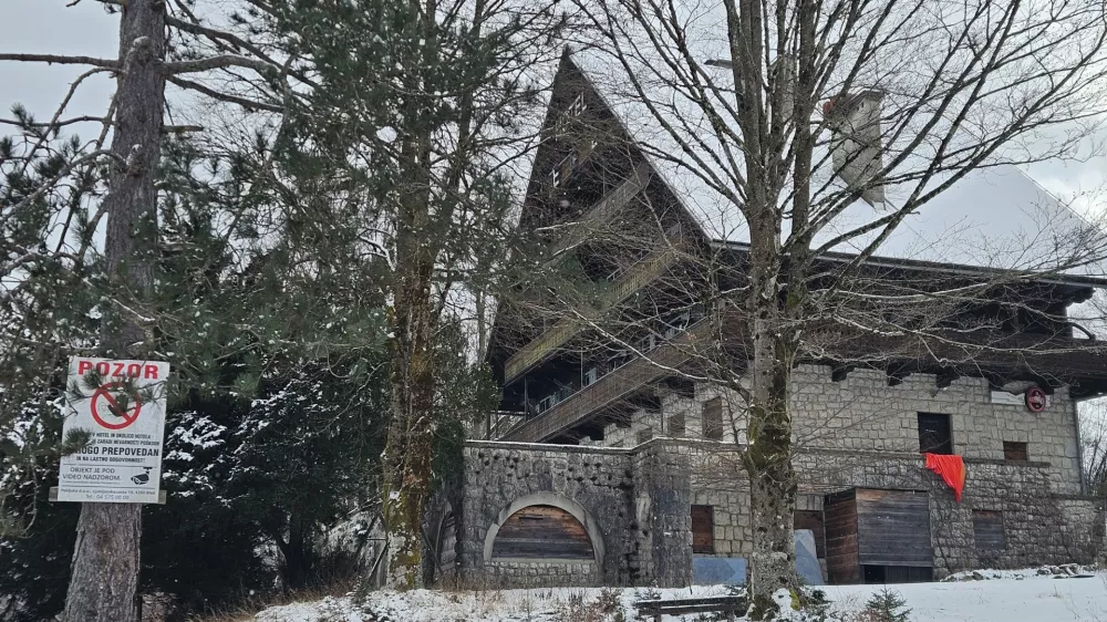 Bohinj, Ribcev Laz.Propadajoci Hotel Bellevue, v katerem je pred skoraj 60 leti pocitnikovala tudi pisateljica Agatha Christie.