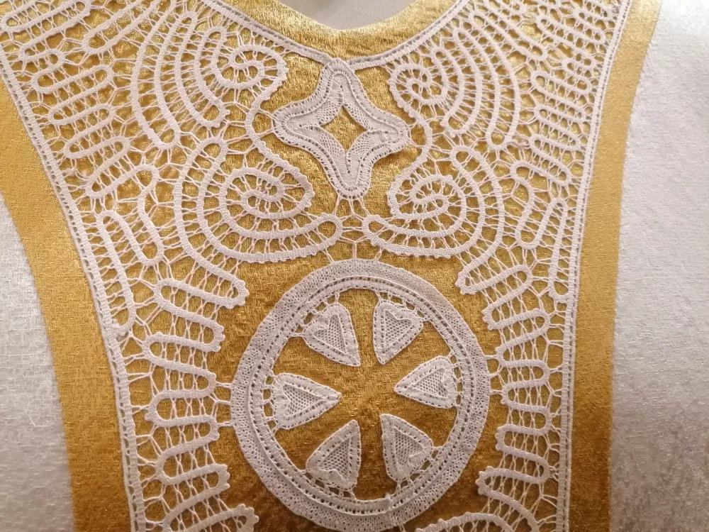 Spodnja Idrija, zupnijska cerkev.Predstavitev masnega plasca in mitre z idrijsko cipko kot darilo papezu.Motiv mitre z idrijsko cipko.