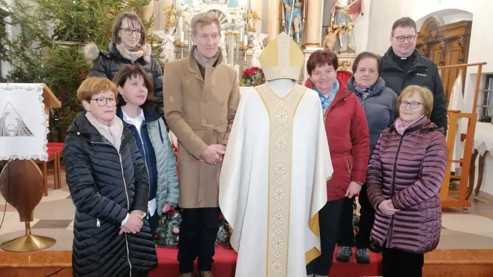 Spodnja Idrija, zupnijska cerkev.Predstavitev masnega plasca in mitre z idrijsko cipko kot darilo papezu.Motiv mitre z idrijsko cipko.