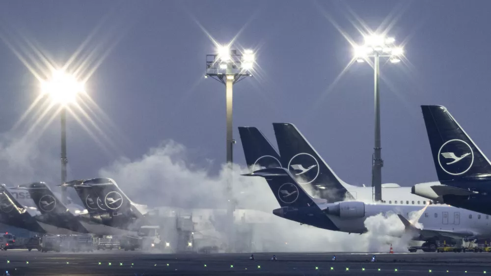 FILED - 05 January 2026, Hesse, Frankfurt/Main: A passenger plane is de-iced early in the morning at Frankfurt Airport. Temperatures are expected to stay well below freezing in the coming days. Photo: Boris Roessler/dpa
