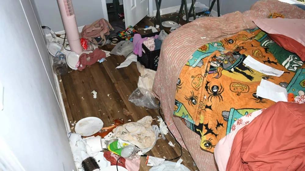 Najstnica naj bi skoraj leto dni živela med smetmi, pasjimi izločki in &scaron;čurki. 