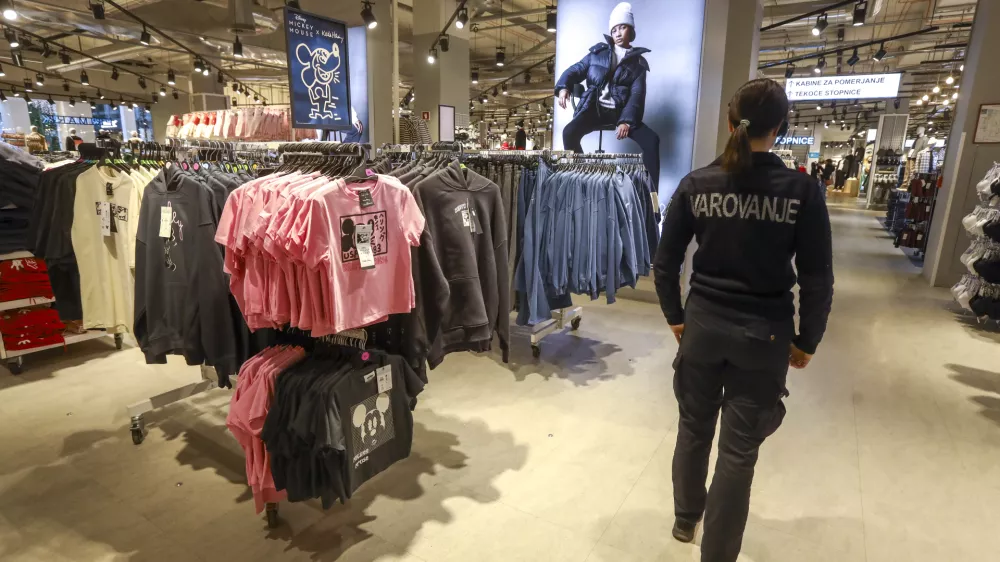 Varovanje - varnostnik - kraje - kraja 30.11.2024 - Primark je mednarodni trgovec, ki ponuja najnovej&scaron;o modo - trgovina za oblačili - obleke - FOTO: LUKA CJUHA