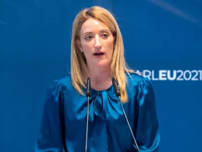 Brdo pri Kranju, Kongresni center Brdo.Konferenca predsednikov parlamentov drzav clanic EU.Skupna izjava za medije predsednika DZ Igorja Zorcica, predsednika DS Alojza Kovsce in predsednice Evropskega parlamenta Roberte Metsola pred zacetkom konference predsednikov parlamentov drzav clanic EU.Predsednica Evropskega parlamenta Roberta Metsola.