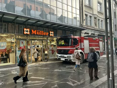 Gasilsko vozilo je parkirano pred trgovino. Foto: &Scaron;F