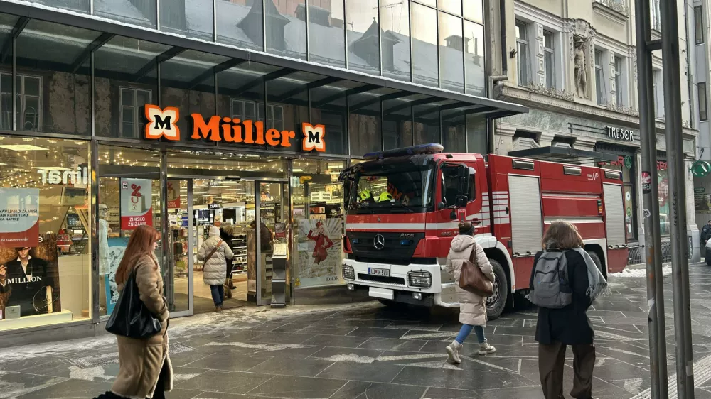Gasilsko vozilo je parkirano pred trgovino. Foto: &Scaron;F