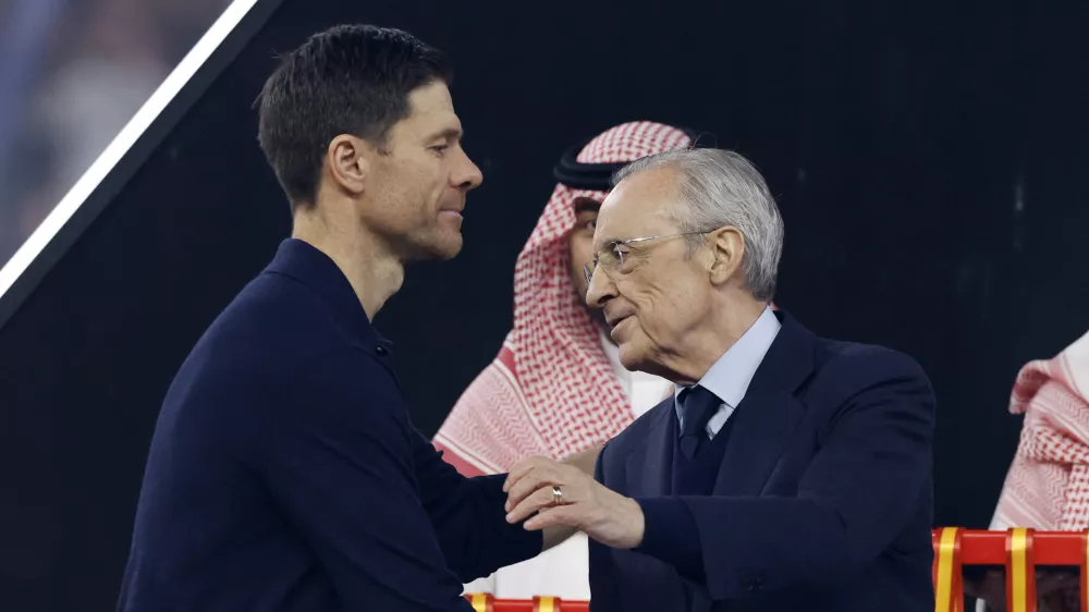 Soccer Football - Spanish Super Cup - Final - FC Barcelona v Real Madrid - King Abdullah Sports City Stadium, Jeddah, Saudi Arabia - January 12, 2026  Real Madrid president Florentino Perez shakes hands with Real Madrid coach Xabi Alonso after losing the Spanish Super Cup final REUTERS/Vincent West