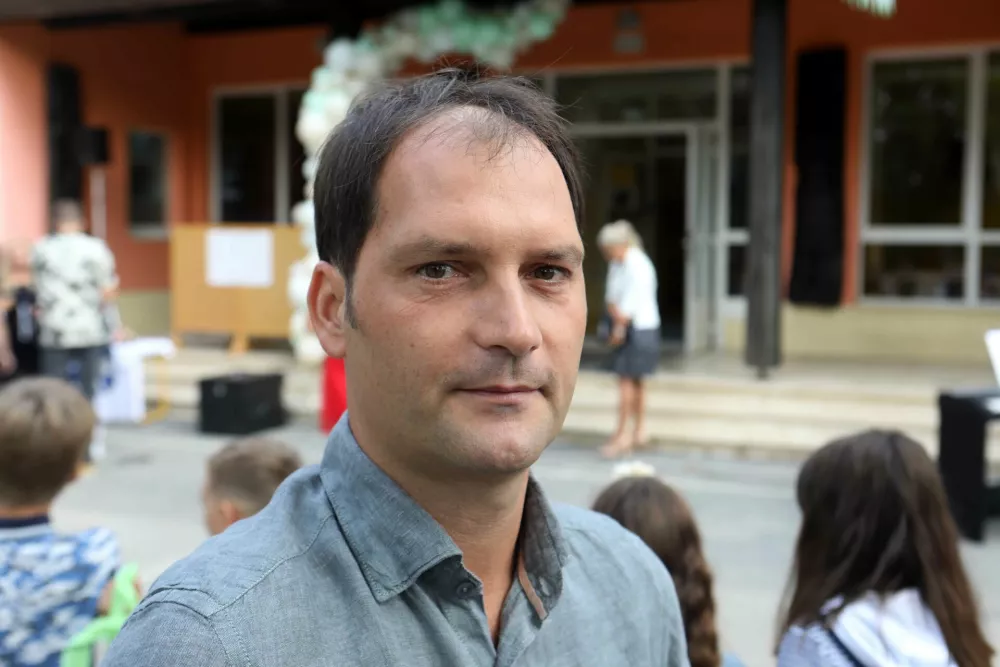 Ravnatelj v Komendi zaposloval sorodnike in prijatelje. Kaj pravijo na ministrstvu?