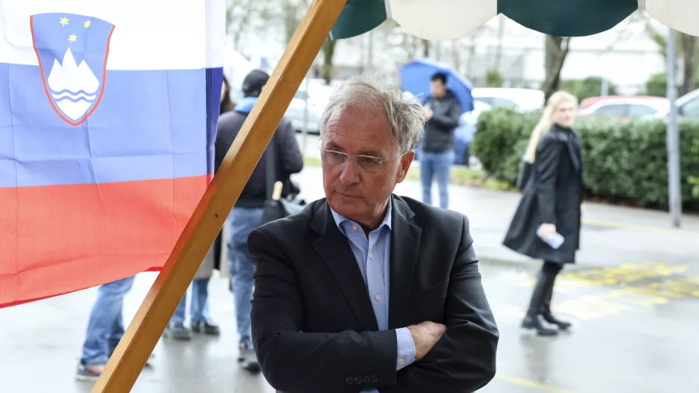 Ale&scaron; Hojs- 13.03.2025 - Janez Jan&scaron;a oddal svoj podpis PROTI PRIVILEGIJEM na Upravni enoti, Linhartova //FOTO: Jaka Gasar