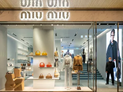 Miu Miu je bila omenjena v &scaron;ir&scaron;ih razpravah o upadanju kakovosti v industriji luksuzne mode. F profimedia