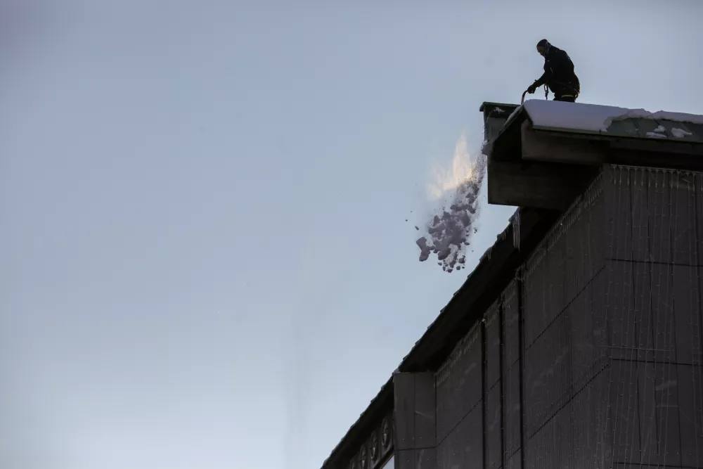 08.01.2025 - zima - mraz - sneg - či&scaron;čenje snega s stehe - delo na vi&scaron;iniFoto: Luka Cjuha / Foto: Luka Cjuha