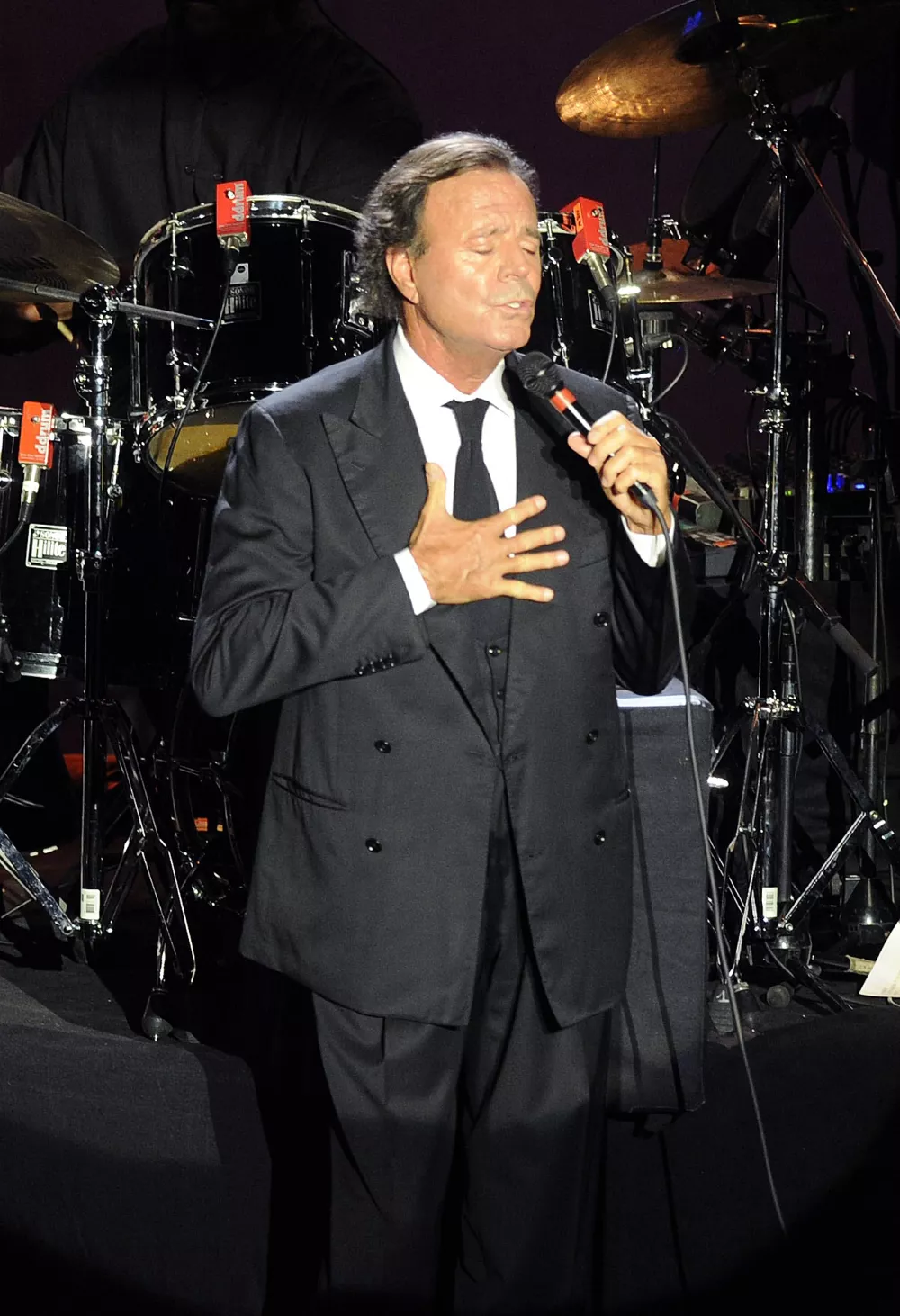 GI01. Calalella de Palafrugell (Girona), 13/08/09.- El cantante Julio Iglesias, durante su actuaci&oacute;n esta noche en los Jardins de Cap Roig, que se celebra en la localidad gerundense de Calella de Palafrugell. 