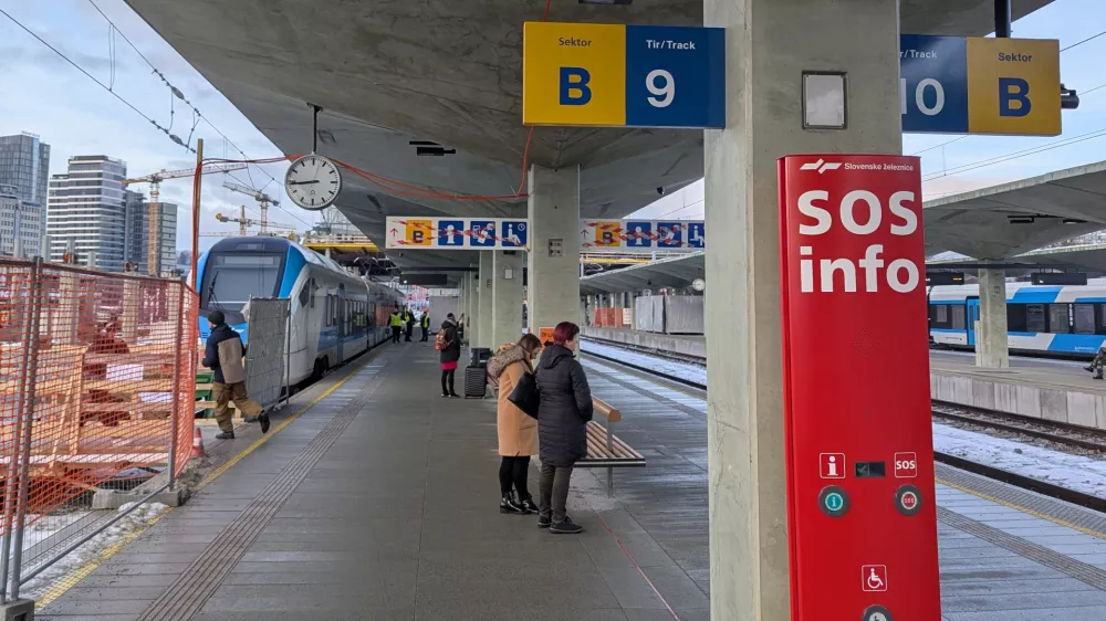 Pogled na peron z novimi oznakami in rahlo modernej&scaron;im videzom