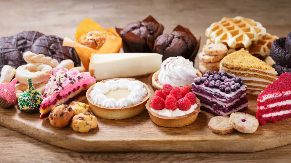 Sladice so poleg vsega zelo mamljivih barv in okusov. / Foto: Istock