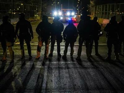 Members of law enforcement stand guard outside the Whipple Federal Building, days after an ICE agent fatally shot Renee Nicole Good, in Minneapolis, Minnesota, U.S., January 13, 2026. REUTERS/Ryan Murphy / Foto: Ryan Murphy