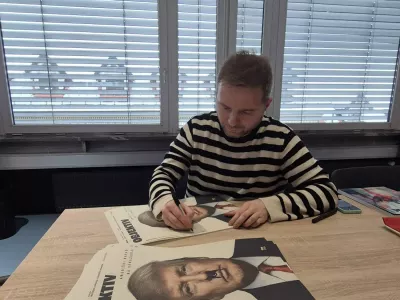 Avtor med podpisovanjem posebnih izvodov.