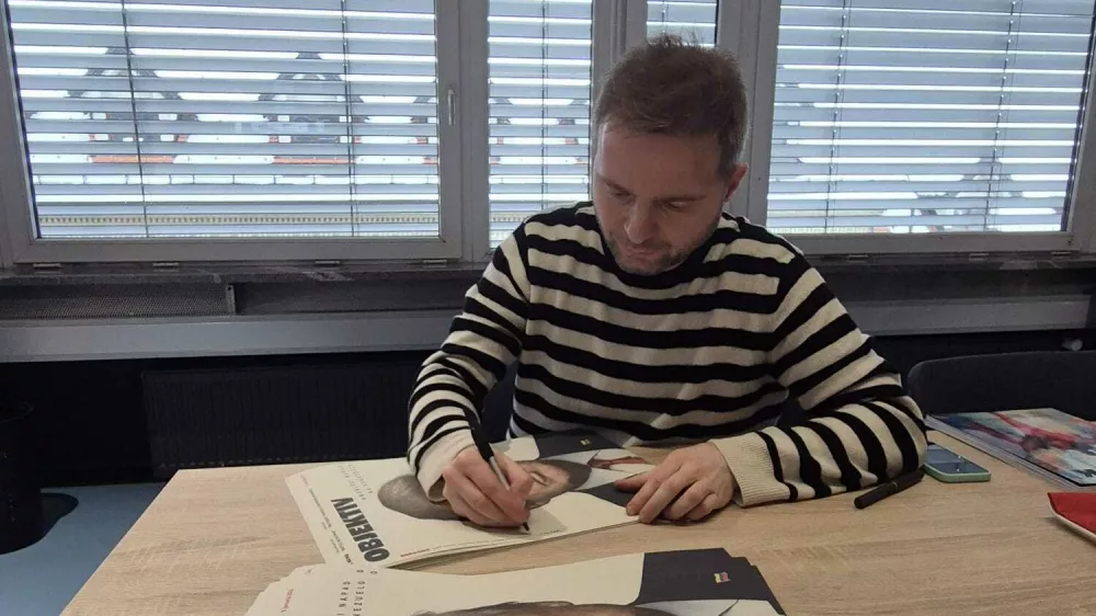 Avtor med podpisovanjem posebnih izvodov.