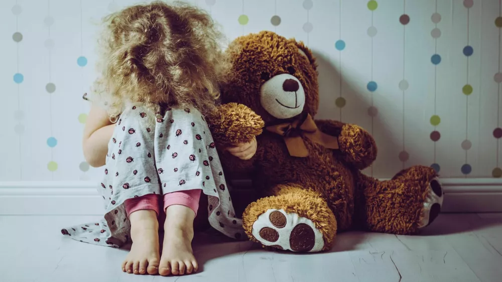 Deklica, ki joka, in medved