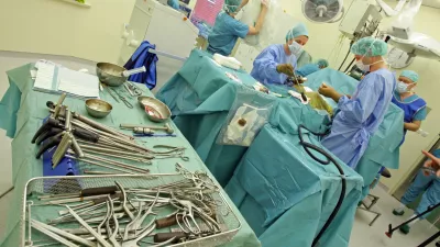 - operacija hrbtenice - ﻿- simbolična fotografija - zdravstvo - - - Ortopedska klinika - Univerzitetni klinični center v Ljubljani- predstavili novo metodo operacije hrbtenice, prijaznejša do bolnika, ki so jo na ortopedski kliniki kot prvi pri nas začeli izvajati leta 2009.///FOTO: Luka Cjuha