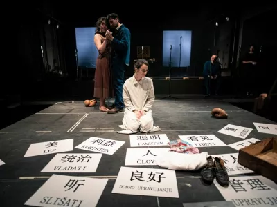 Eva Mahkovic, Ula Talija Pollak, Jakob Ribič, Matjaž Berger:ŽIVLJENJE IN ČASI BERTOLTA BRECHTAAnton Podbev&scaron;ek Teater Fotografija: Borut Peterlin