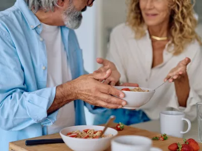 Po 50. letu ne velja pravijo &raquo;jesti manj&laquo;, ampak jesti pametneje. / Foto: Getty Images