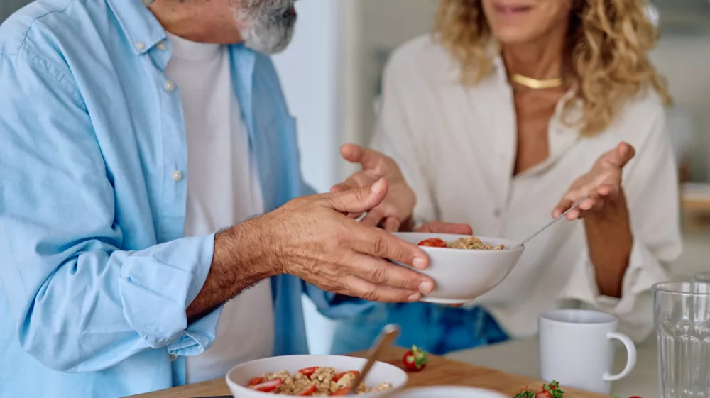 Po 50. letu ne velja pravijo &raquo;jesti manj&laquo;, ampak jesti pametneje. / Foto: Getty Images