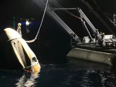 Dvigovanje kapsule dragon iz Tihega oceana.