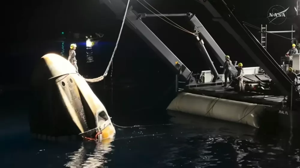 Dvigovanje kapsule dragon iz Tihega oceana.