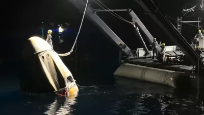 Dvigovanje kapsule dragon iz Tihega oceana.