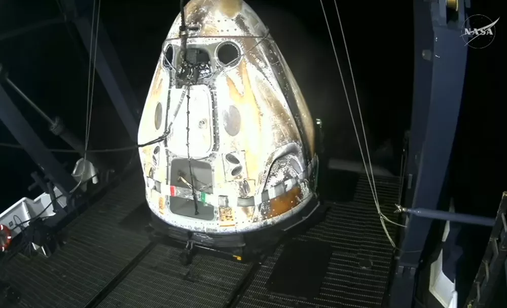 Dvigovanje kapsule dragon iz Tihega oceana.