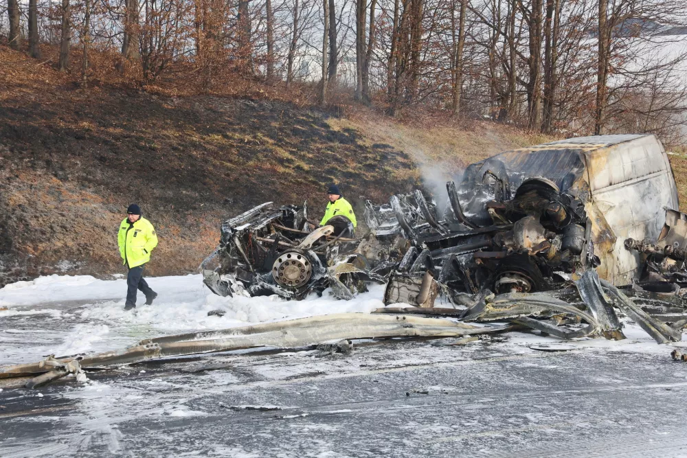 Slovenska Bistrica - Avtocesta - Promet - Prometne nesreče - Nesreča cisterne in kombija na avtocesti - zagorela cisterna in kombi - gasilci - Gasilci - Nesreče - Avtor: Sa&scaron;o Bizjak