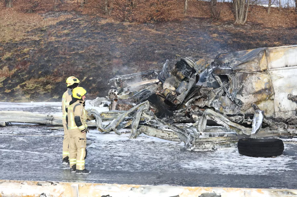 Slovenska Bistrica - Avtocesta - Promet - Prometne nesreče - Nesreča cisterne in kombija na avtocesti - zagorela cisterna in kombi - gasilci - Gasilci - Nesreče - Avtor: Sa&scaron;o Bizjak