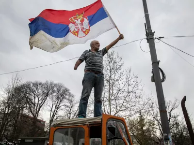 15.3.2025 - Beograd - Srbija - &scaron;tudentski protest - največji shod v zgodovini Srbije.&Scaron;tudentski protesti in blokade fakultet v Srbiji so se raz&scaron;irili na vsa večja mesta (Beograd, Novi Sad, Ni&scaron;, Kragujevac) zaradi nesreče na novosadski železni&scaron;ki postaji. Zahtevajo objavo dokumentacije o prenovi, ustavitev pregona aretiranih protestnikov in kaznovanje napadalcev. Pridružilo se je okoli 60 fakultet. Oblasti trdijo, da so zahteve izpolnjene, kar &scaron;tudenti zanikajo.