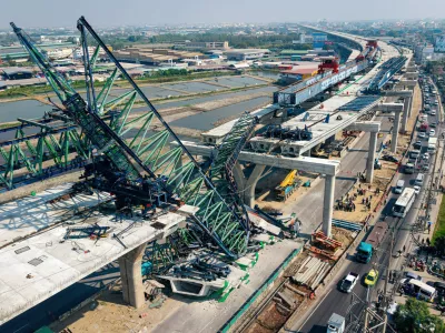 A construction crane that collapsed on the Rama 2 Road elevated expressway in Samut Sakhon province, Thailand on Thursday, Jan. 15, 2026. (AP Photo/Arnun Chonmahatrakool)