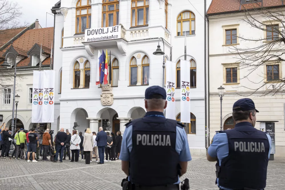 Novo mesto.Predsednica republike Natasa Pirc Musar je pred klubom LokalPatriot prizgala sveco v poklon Alesu Sutarju, ki je na tem mestu pred tednom dni tragicno izgubil zivljenje. Nato se je sestala z zupanom Mestne obcine Novo mesto Gregorjem Macedonijem, predsednikom Krajevne skupnosti Bucna vas Milanom Tramtetom in romskim predstavnikom Zoranom Grmom.