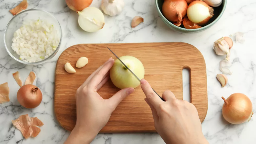 Rezanje čebule je prava znanost. / Foto: Istock
