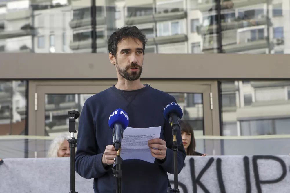 &Scaron;tevilo pro&scaron;enj za azil se &scaron;e vedno zmanj&scaron;uje