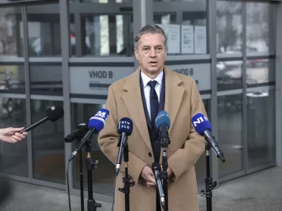 - 04.12.2024 - predsednik vlade Robert Golob je bil vabljen na zasli&scaron;anje na KPK - v sklopu preiskave o domnevnih političnih pritiskih na delo policije zasli&scaron;ala predsednika vlade Roberta Goloba in več prič. Med njimi so tudi nekdanja notranja ministrica Tatjana Bobnar, biv&scaron;i vr&scaron;ilec dolžnosti generalnega direktorja policije Bo&scaron;tjan Lindav, aktualna državna sekretarka na notranjem ministrstvu Tina Heferle in biv&scaron;i državni sekretar na tem ministrstvu Branko Lobnikar//FOTO: Jaka Gasar