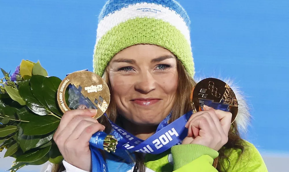Gold medallist Slovenia's Tina Maze poses during the victory ceremony for the women's alpine skiing giant slalom event at the 2014 Sochi Winter Olympics February 19, 2014. REUTERS/Shamil Zhumatov (RUSSIA - Tags: SPORT SKIING OLYMPICS) / Foto: Shamil Zhumatov
