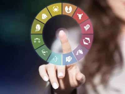 Zodiac signs on touch screen. Woman choosing horoscope symbols. / Foto: Fotocuisinette, Getty Images/istockphoto