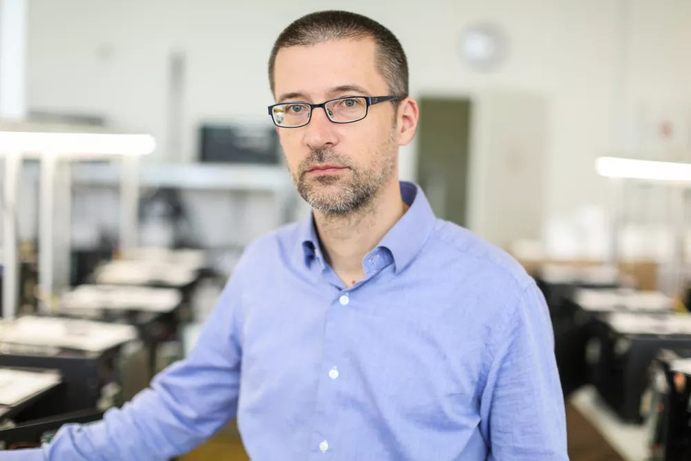 - 11.03.2016 - Dr. Gri&scaron;a Močnik, fizik, direktor in vodja raziskav v podjetju Aerosol, ki je največji proizvajalec merilnikov črnega ogljika (Aethalometrov) na svetu.   //FOTO: Bojan Velikonja / Foto: Bojan Velikonja