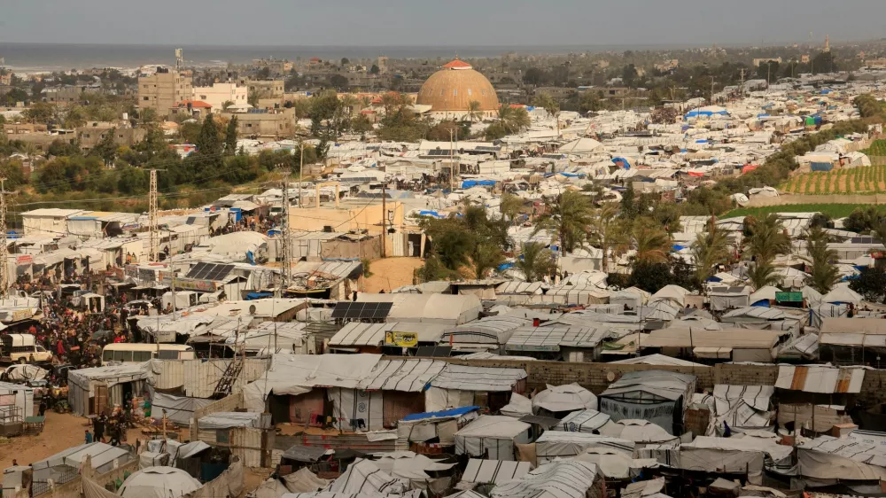 FILE PHOTO: Displaced Palestinians shelter at a tent camp in Khan Younis, southern Gaza Strip, January 14, 2026. REUTERS/Haseeb Alwazeer/File Photo