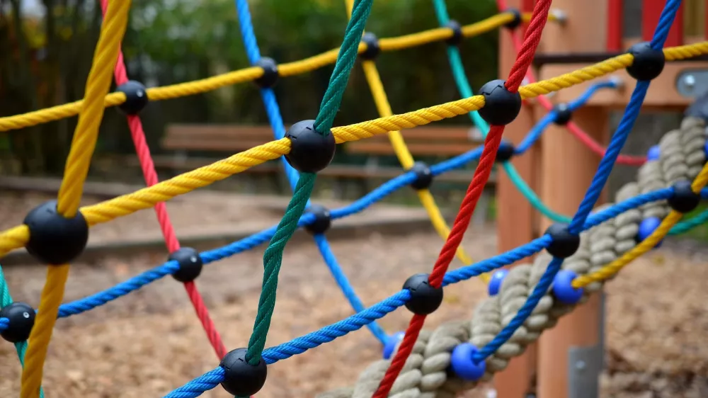 Otro&scaron;ko igri&scaron;če. Simbolična.